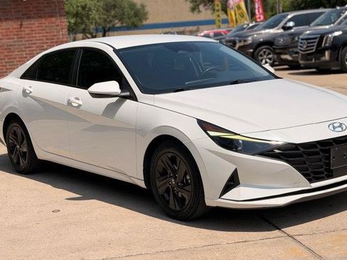 Used 2021 Hyundai Elantra SEL w/ Convenience Package image 4