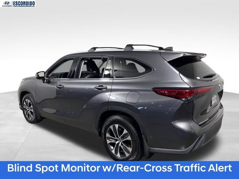 Used 2022 Toyota Highlander XLE FWD image 3