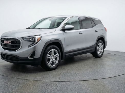 Used 2024 GMC Terrain SLE image 3