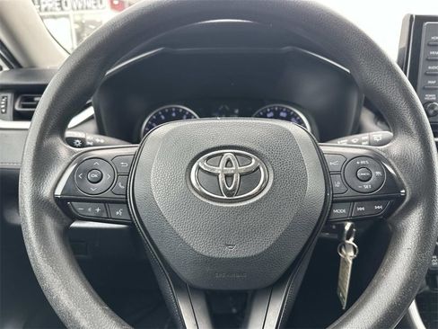 Used 2021 Toyota RAV4 LE image 19