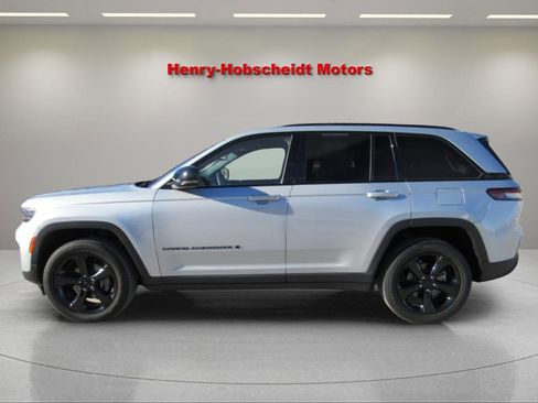 Used 2023 Jeep Grand Cherokee Altitude image 10