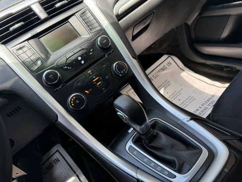 Used 2015 Ford Fusion SE FWD image 16