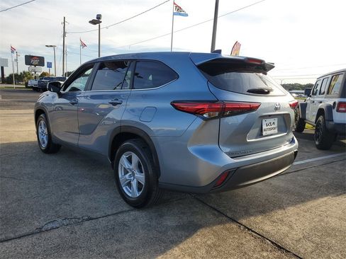 Used 2023 Toyota Highlander LE image 3