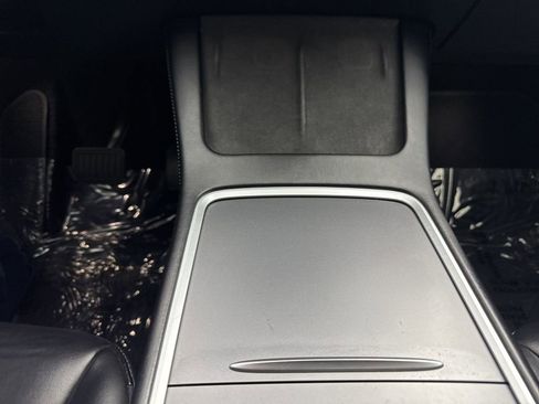 Used 2022 Tesla Model Y Long Range image 18