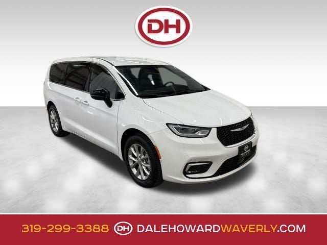 Used 2025 Chrysler Pacifica Select AWD/4WD image 1