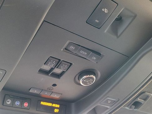 Used 2017 Cadillac Escalade ESV Platinum image 25