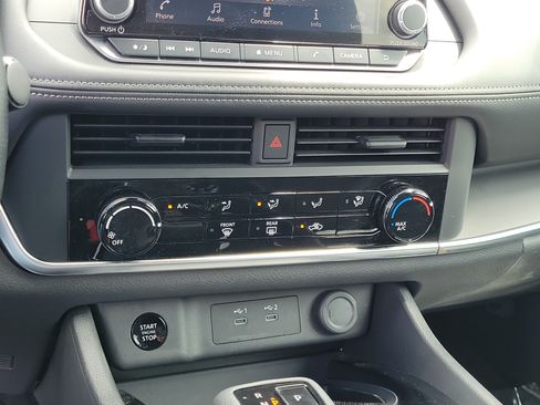 Used 2025 Nissan Rogue S AWD/4WD image 27