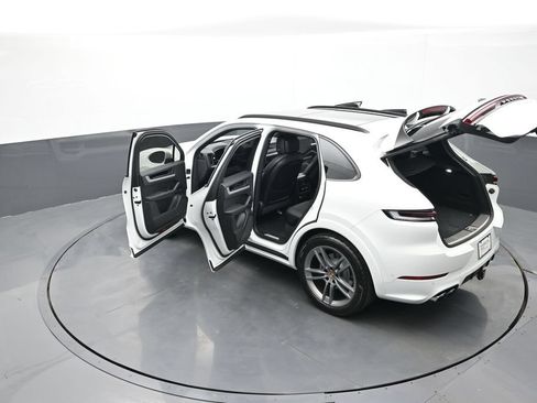 Certified 2025 Porsche Cayenne AWD/4WD image 28