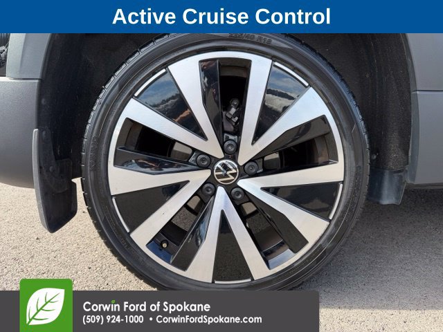 Used 2024 Volkswagen Taos SE w/ Panoramic Sunroof Package FWD image 9