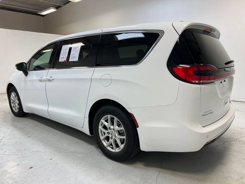 Used 2024 Chrysler Pacifica Touring-L FWD image 11
