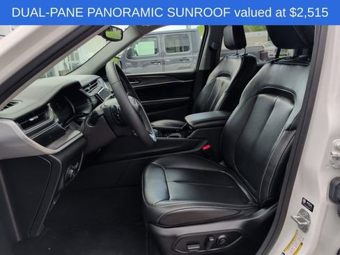 Used 2023 Jeep Grand Cherokee Limited w/ Black Appearance Package AWD/4WD image 5