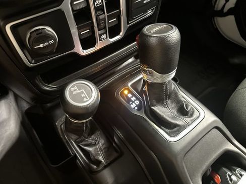 Used 2024 Jeep Gladiator Sport AWD/4WD image 24