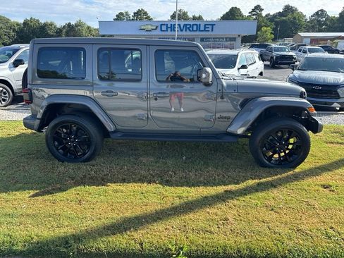Used 2022 Jeep Wrangler Unlimited Sahara AWD/4WD image 8
