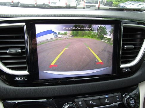 Used 2024 Chrysler Pacifica Touring-L FWD image 14