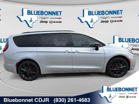 New 2026 Chrysler Pacifica Select w/ S Appearance Package FWD image 4