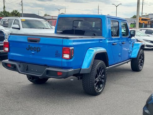 Used 2025 Jeep Gladiator Sport AWD/4WD image 4