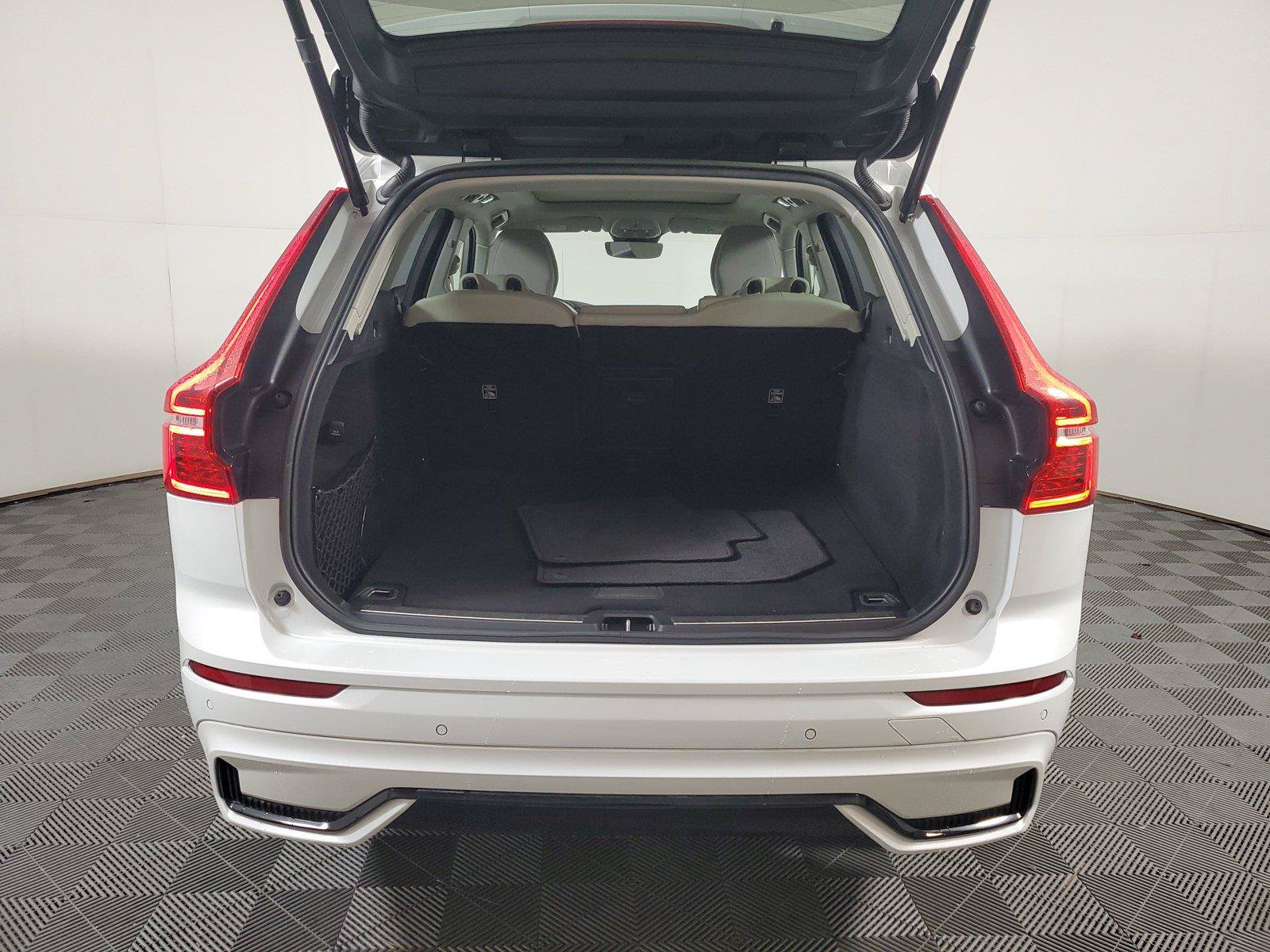 Used 2024 Volvo XC60 B5 Ultimate AWD/4WD image 9