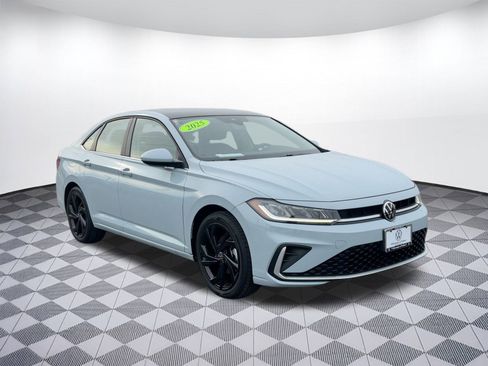 Certified 2025 Volkswagen Jetta SE image 7