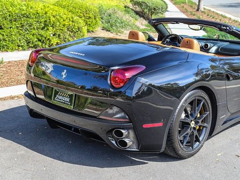 Used 2010 Ferrari California RWD image 16