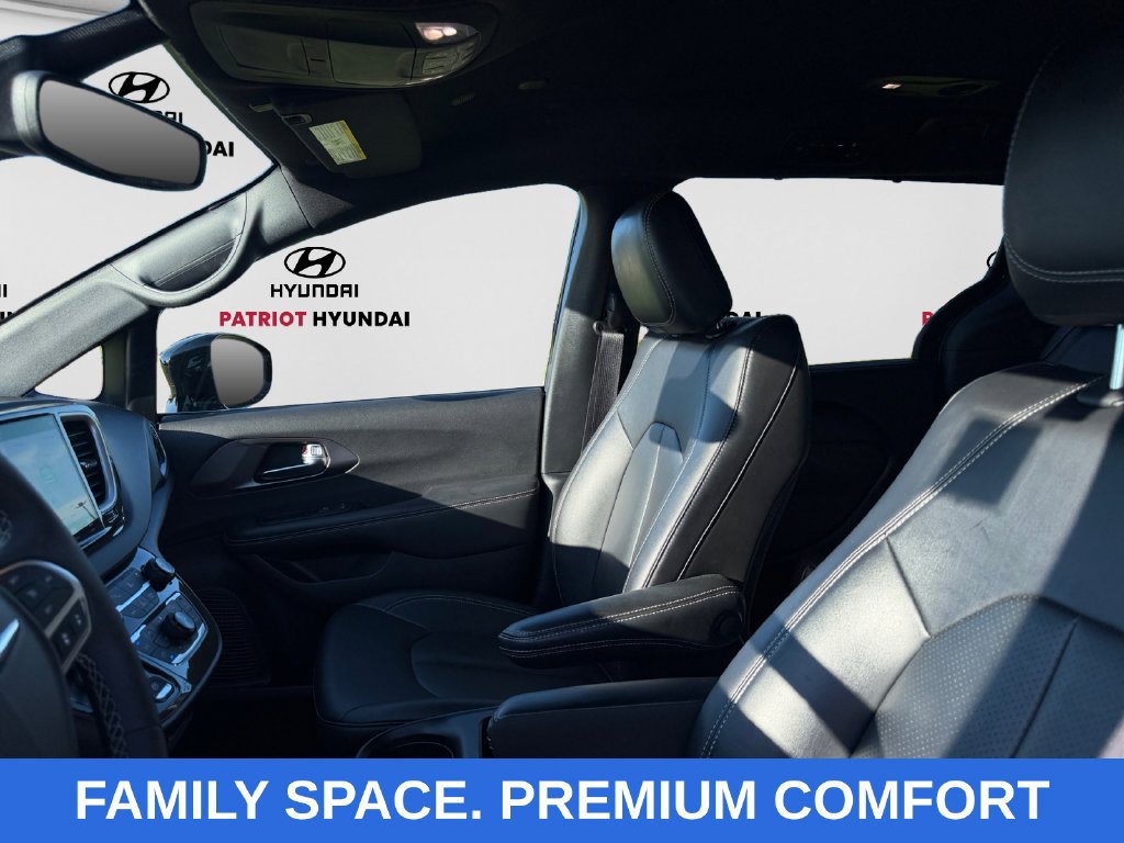 Used 2025 Chrysler Pacifica Select FWD image 9