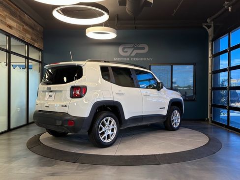 Used 2022 Jeep Renegade Latitude image 3