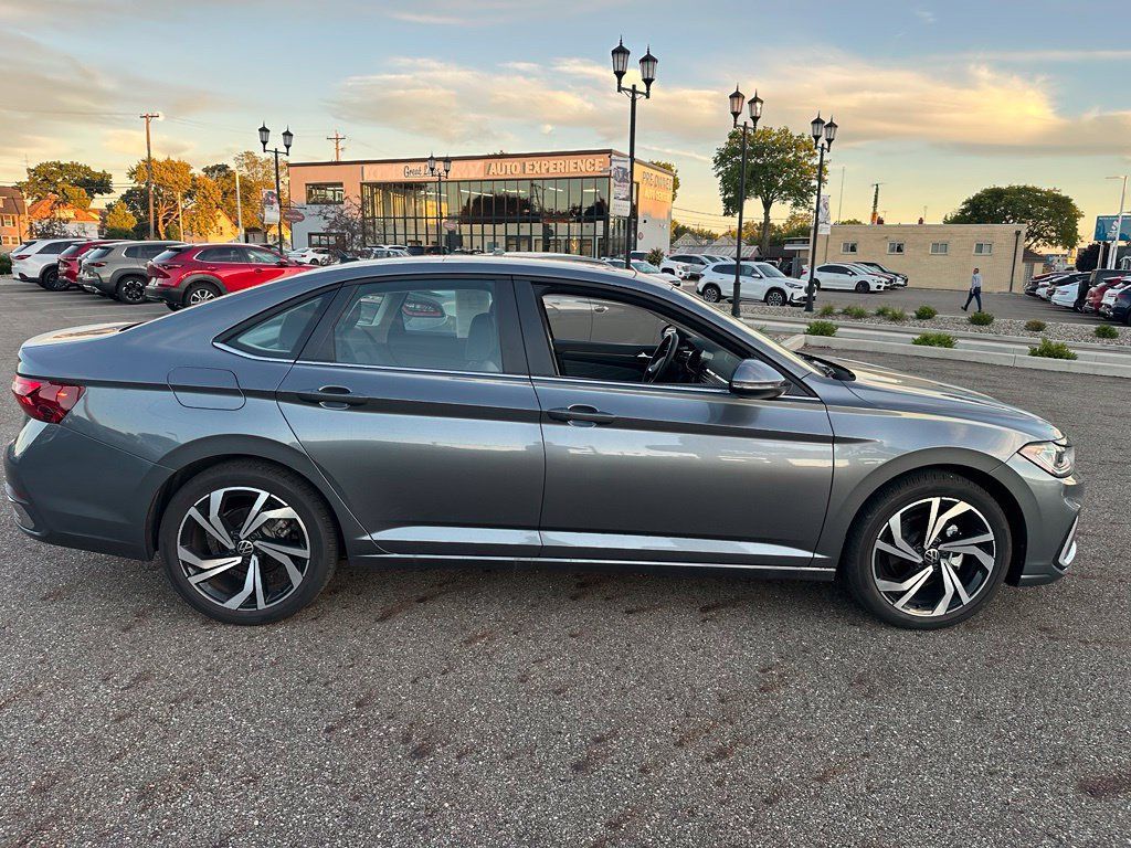 Used 2025 Volkswagen Jetta SEL FWD image 4