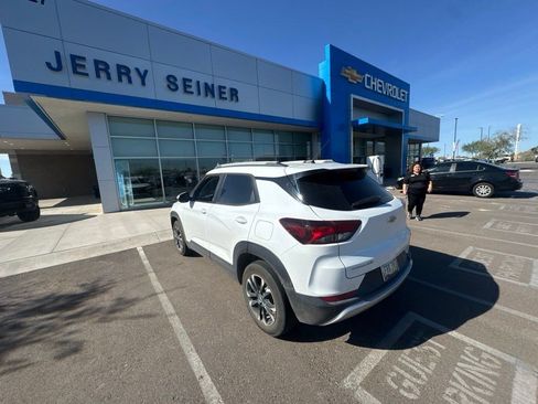 Used 2021 Chevrolet TrailBlazer LT w/ Convenience Package FWD image 2