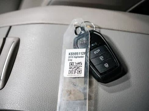 Certified 2019 Toyota Highlander XLE image 43