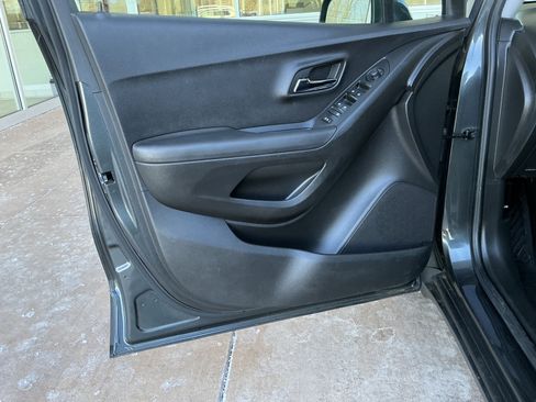 Used 2018 Chevrolet Trax LT w/ LT Convenience Package image 14