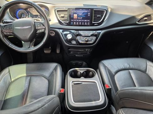 Used 2018 Chrysler Pacifica Touring-L Plus w/ S Appearance Package FWD image 2