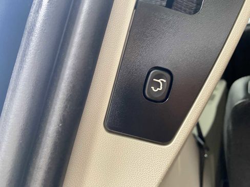 Used 2017 Dodge Grand Caravan SXT w/ Rear Park Assist Package FWD image 31