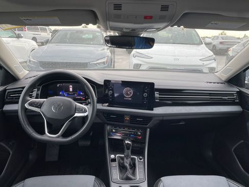 Used 2025 Volkswagen Jetta SE image 34