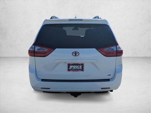 Used 2018 Toyota Sienna LE image 7
