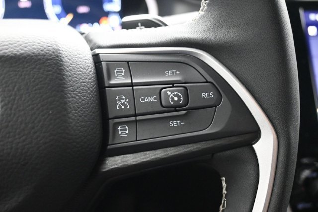 Used 2025 Jeep Grand Cherokee L Altitude RWD image 12