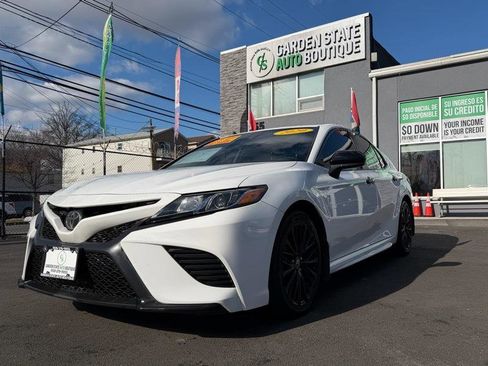 Used 2020 Toyota Camry SE image 1