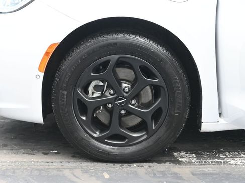 Used 2024 Chrysler Pacifica Limited FWD image 37