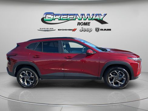 Used 2025 Chevrolet Trax LT FWD image 8