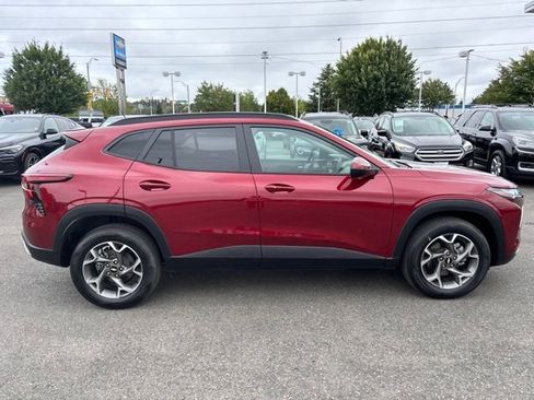 Used 2025 Chevrolet Trax LT w/ Sunroof Package FWD image 6