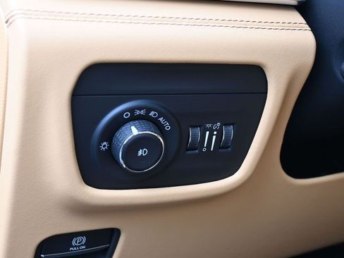 New 2025 Jeep Grand Cherokee Summit image 16