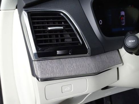 Used 2023 Volvo XC90 B6 Plus image 21