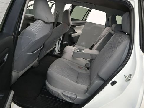 Used 2020 Toyota Highlander LE FWD image 13