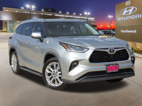 Used 2020 Toyota Highlander Limited image 3