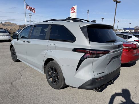 Used 2025 Toyota Sienna XLE Woodland Edition image 5