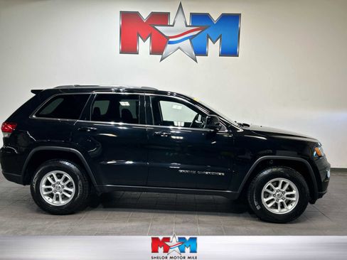 Used 2020 Jeep Grand Cherokee Laredo image 1