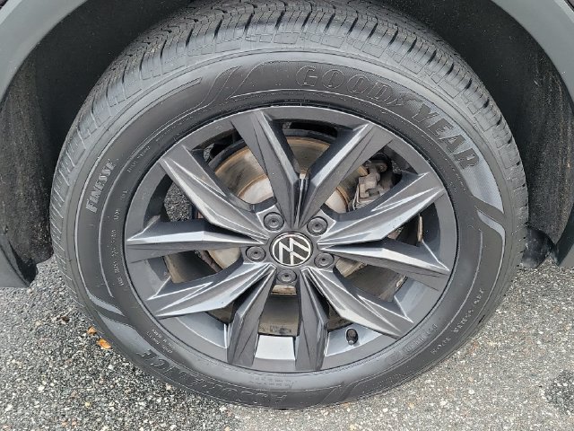 Used 2024 Volkswagen Tiguan SE w/ Panoramic Sunroof Package FWD image 5