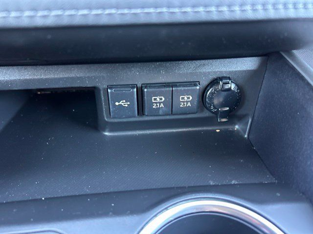 Used 2021 Toyota Highlander XLE AWD/4WD image 22