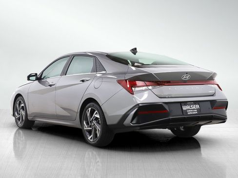 Used 2024 Hyundai Elantra Limited image 3