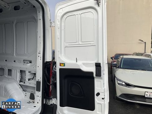 Used 2022 Ford E-Transit Medium Roof image 10