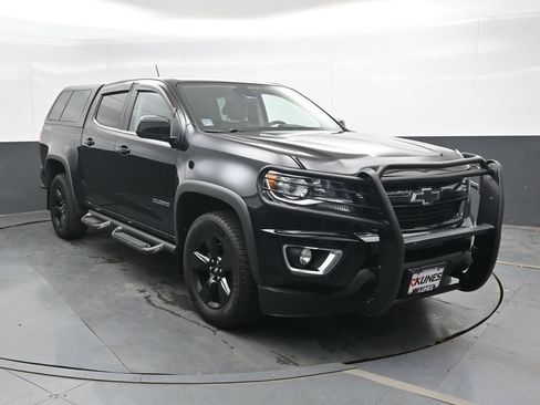 Used 2017 Chevrolet Colorado LT w/ Midnight Edition AWD/4WD image 4