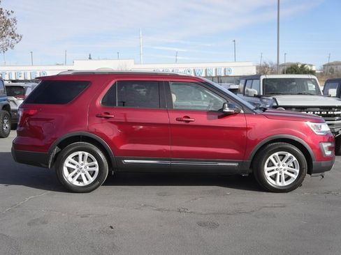 Used 2017 Ford Explorer XLT w/ Equipment Group 201A image 5